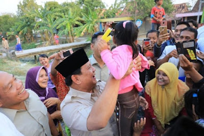 Saat Prabowo Berkunjung, Shalawat Bergema Di Pasar Batik Setono