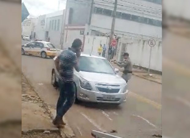 Motorista ignora policial e foge com carro apreendido, veja o vídeo