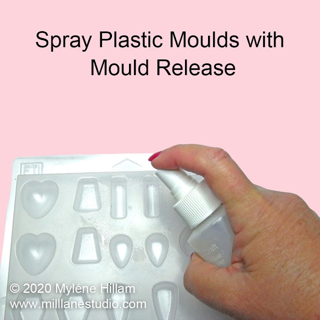 Spraying a plastic resin mould with mould release