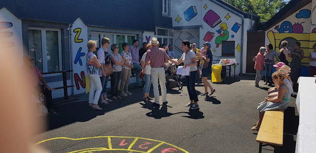 Inauguration de la nouvelle cour de récréation peinte par Ben Heine avec et pour les élèves et présentation du nouveau projet pédagogique de l'Ecole Communale d'Eprave en présence de Madame la Bourgmestre de Rochefort Corine Mullens,