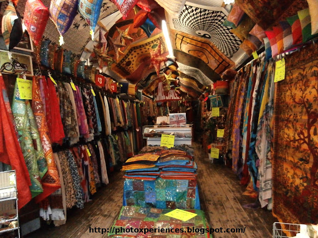 Fabric store in Stables Market, Camden, London. Tienda de telas en el Mercado de los Establos en Camden, Londres.