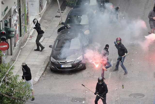 Άγρια Επίθεση πριν λίγο κουκουλοφόρων με ρόπαλα σε φοιτητές ! Ένας τραυματίας..Σοβαρότατα επεισόδια 