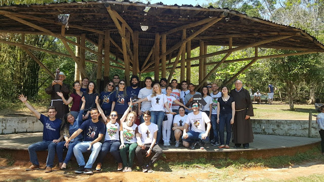 Juventude caminhando pela PAZ