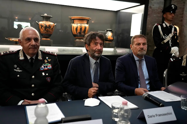 Ο Ιταλός υπουργός Πολιτισμού Ντάριο Φραντσεσκίνι, στο κέντρο, πλαισιώνεται από τον διοικητή των Καραμπινιέρων Tέο Λούτσι, αριστερά και από τον διευθυντή των Κρατικών Μουσείων Mάσιμο Oσάνα κατά τη διάρκεια συνέντευξης Τύπου στο νέο "Museum of Rescued Art" στη Ρώμη, Τετάρτη 15 Ιουνίου 2022. [Credit: ASSOCIATED PRESS]