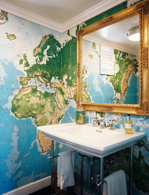 map-decor-in-the-bathroom 