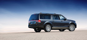 Rear 3/4 view of 2015 Lincoln Navigator