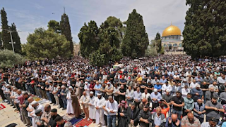 A gift for Jerusalem.. Mass rallies in Bangladesh, Pakistan, Jordan and Gaza Mass rallies took place in the Gaza Strip and a number of countries and capitals in support of Jerusalem, and condemnation of the Israeli attacks on Jerusalem and Al-Aqsa Mosque.  Thousands of Palestinians participated in the northern Gaza Strip on Friday afternoon in a march of solidarity with the city of Jerusalem and Al-Aqsa Mosque in light of the Israeli incursions.  Participants in the march called by the Islamic Resistance Movement Hamas toured a number of streets, raising Palestinian flags and banners condemning the Israeli attacks in Jerusalem and Al-Aqsa Mosque.  Suhail al-Hindi, a member of the Hamas political bureau, said in a speech at the end of the march that "the Palestinian people are united in confronting the occupation to tell the enemy that Palestinian geography is at the heart of one man to thwart his plans."  In Jordan, mass rallies took place today, Friday, in the capital, Amman, in support of Jerusalem.  The demonstrators condemned the Israeli attacks in Jerusalem and Al-Aqsa Mosque, and demanded the government to cancel the Wadi Araba agreement and expel the Israeli ambassador from the country.  Thousands of Pakistanis also went out after Friday prayers in a massive demonstration in solidarity with occupied Jerusalem and against the Israeli attacks on Al-Aqsa Mosque.  In Bangladesh, thousands of Muslims demonstrated against the Israeli attacks on Al-Aqsa Mosque and the burning of the Holy Quran in Sweden.  At dawn on Friday, the Israeli occupation police stormed Al-Aqsa Mosque, which resulted in confrontations with the Palestinians, during which 31 of them were injured, two of them seriously.  For days, tension has prevailed in Jerusalem and the Al-Aqsa squares as a result of Israeli incursions into the mosque, coinciding with the Jewish Passover holiday, which ended yesterday, Thursday, after it lasted for a week. Despite the restrictions of the occupation, 150,000 people pray the third Friday of Ramadan at Al-Aqsa Despite Israeli restrictions, about 150,000 Palestinians performed the third Friday prayer of Ramadan in the blessed Al-Aqsa Mosque.  About 150,000 Palestinians performed the third Friday prayer of Ramadan at Al-Aqsa Mosque despite Israeli restrictions.  Sheikh Azzam Al-Khatib, Director General of the Islamic Endowments Department in Jerusalem, told Anadolu Agency that 150,000 worshipers performed Friday prayers at Al-Aqsa Mosque.   The prayer came after clashes that broke out in the courtyards of the mosque on Friday morning between worshipers and the Israeli police, which resulted in the injury of 31 Palestinians, two of whom were seriously injured.  In his Friday sermon, Sheikh Yusef Abu Sneina condemned "the Israeli practices in the mosque during the last days."  The Israeli police announced the deployment of thousands of its members in East Jerusalem.  Anadolu Agency reporter noticed a heavy presence of the occupation police at the entrances to the Old City of Jerusalem, which includes the mosque, its surroundings and alleys.  The Israeli authorities prevented male Palestinians under the age of 50 from the West Bank and all Gazans from entering the mosque to perform prayers.  The streets in East Jerusalem witnessed congestion due to the high number of worshipers.  The Israeli police closed a number of streets in the vicinity of the Old City.