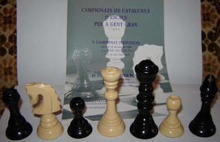 Piezas de plástico de un juego de ajedrez catalán