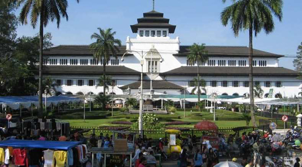 Pasar Kaget Khas Ramadhan di Indonesia