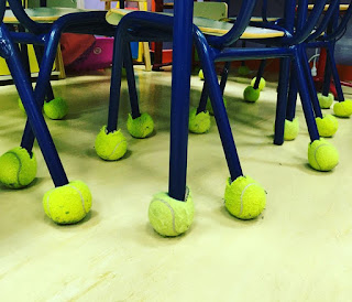 Pelotas de tenis en las sillas mesas del aula