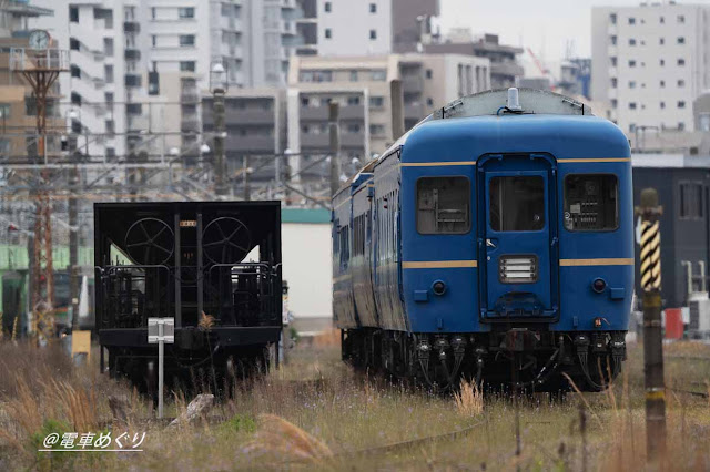 尾久車両センターの ホキ と 24系客車