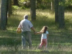 Resultado de imagen de nieto y abuelo caminando