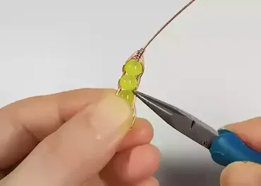 グリンピースペンダントの作り方 step6：豆鞘の形を整える