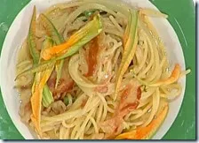 Spaghetti alla carbonara con fiori di zucca