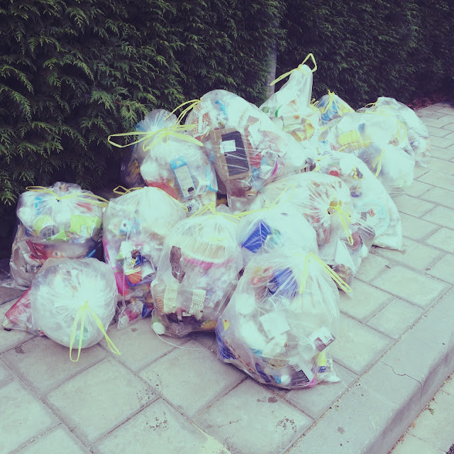 Plastic afval langs de straat