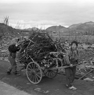 Foto Tragedi Bom Atom Hiroshima Dan Nagasaki [ www.BlogApaAja.com ]