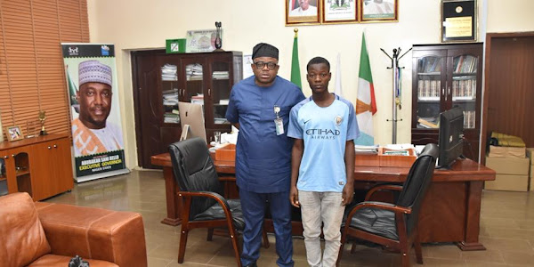 Madaki Moses Storms Niger State Government House Over His Scholarship