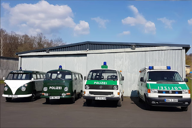 Playmobil  3253   Furgones policiales Volkswagen (LkW) a través del tiempo. Policía alemana "POLIZEI" (photo: OldtimerPolice (Playmobil policías)