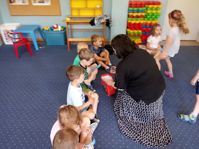 Bibliotekarz rozdaje pamiątkowe zakładki