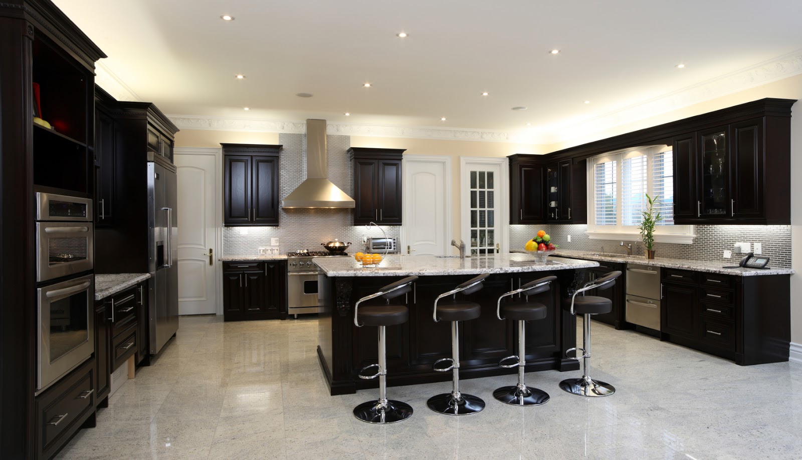 Desain Interior Dapur Dengan Perabotan Kayu Dominan Warna Gelap