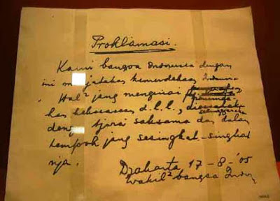  Soekarno dan Hatta atas nama seluruh bangsa Indonesia membacakan teks proklamasi yang isi Isi Teks Proklamasi Republik Indonesia