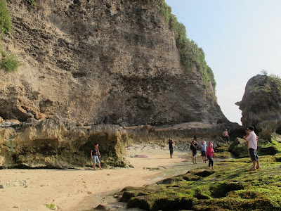 Ini Dia Pantai Dengan Tebing Dan Karang Cantik Di Bali [ www.BlogApaAja.com ]