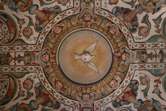 Pinturas en el techo con motivos eclesiásticos.