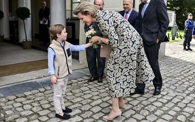 Queen Mathilde wore a Monki jacquard with embroidery motif midi dress by Natan. Professor Isabel Beets