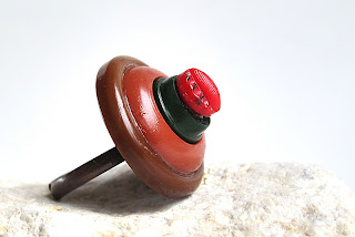 ' beetle on top '  diameter : 28 mm  ring van koper