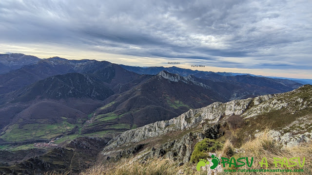 Vista desde el Cantu Texerines hacia el centro de Asturias