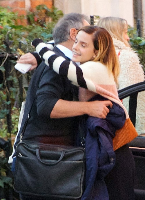 Emma abrazando a su papá en Londres (22.10)
