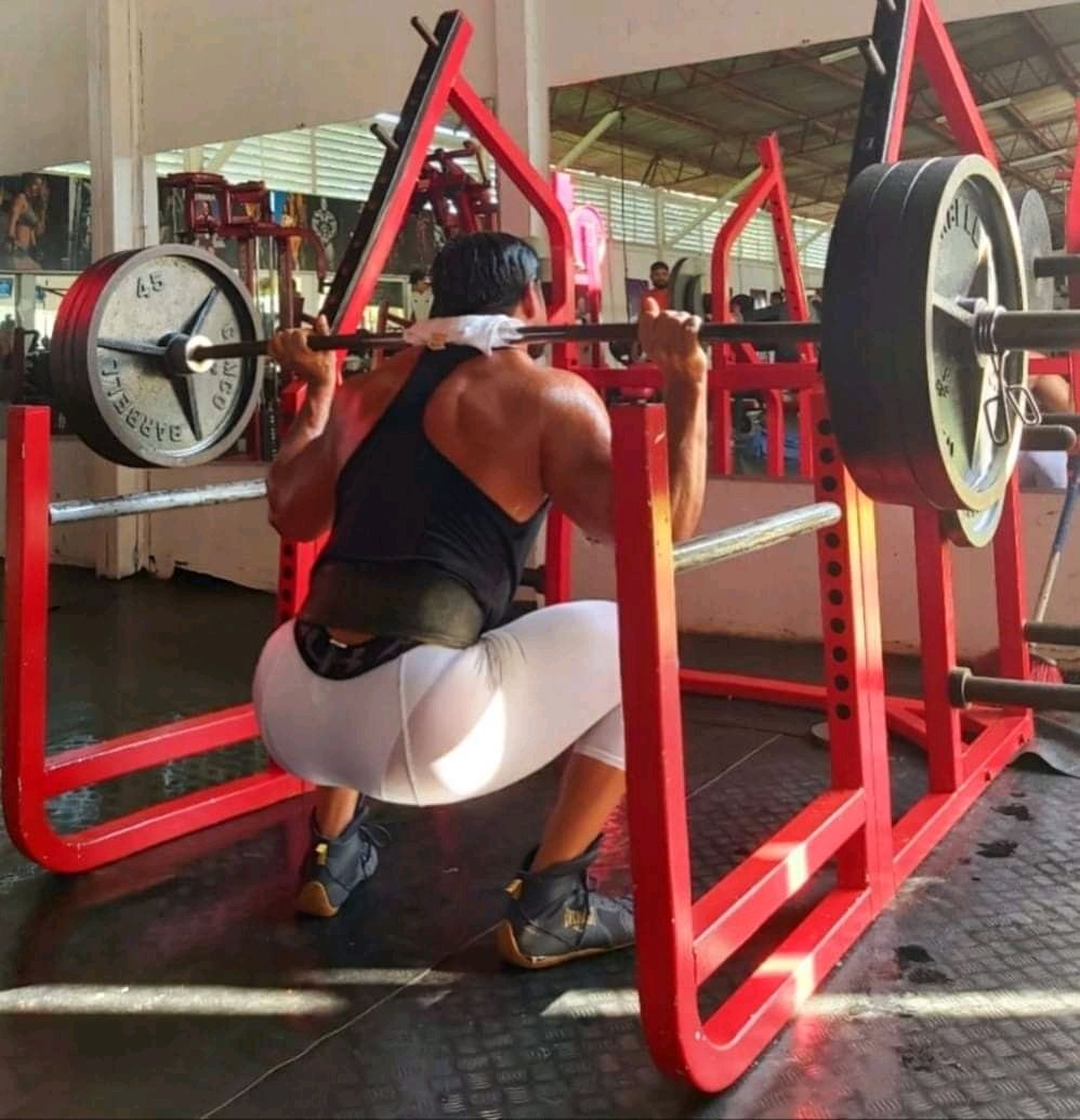 hombre caliente en el gym