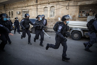 Jerusalém: policiais filmados espancando ultraortodoxos