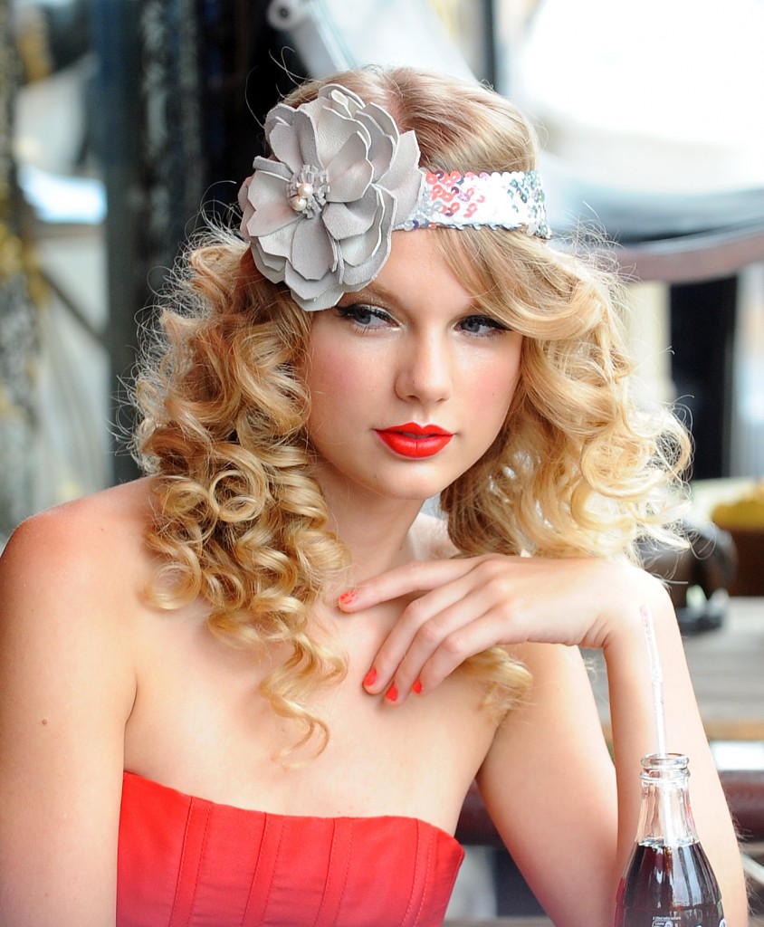 Taylor Swift Natural Hair, Long Hairstyle 2011, Hairstyle 2011, New Long Hairstyle 2011, Celebrity Long Hairstyles 2011