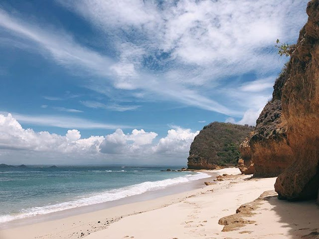 Foto pasir putih pantai Surga di Lombok, sumber ig @janedoeisliving