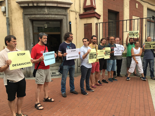 protesta de Berri-oTxoak el día del desahucio del piso municipal en la calle Murrieta