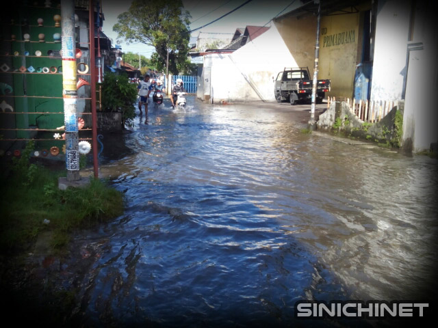 Hujan Deras Menyebabkan Beberapa Daerah Di Waru Banjir Hujan Deras Menyebabkan Beberapa Daerah Di Waru Banjir