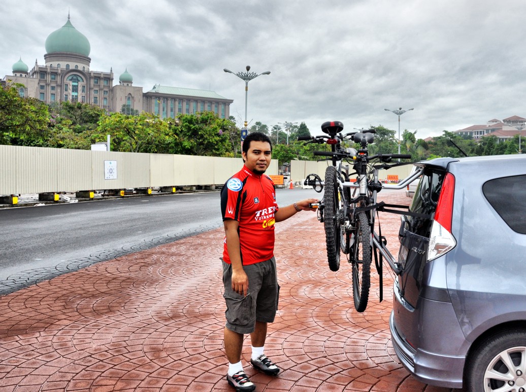 Kami Sana Sini : Cabaran Kembara Basikal / Bicycle Touring 