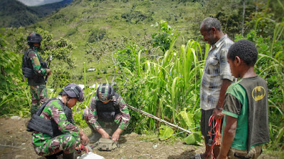 Berikan Penerangan di Distrik Mbua, Satgas Yonif Raider 321/GT/13/1 Kostrad Pasang Instalasi listrik