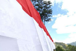 Warga Bersama TNI-Polri Kibarkan Bendera Raksasa 