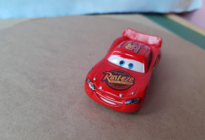 Miniatura de metal carro Relampago Mcqueen do desenho Carros Disney  8cm de comprimento R$ 25,00