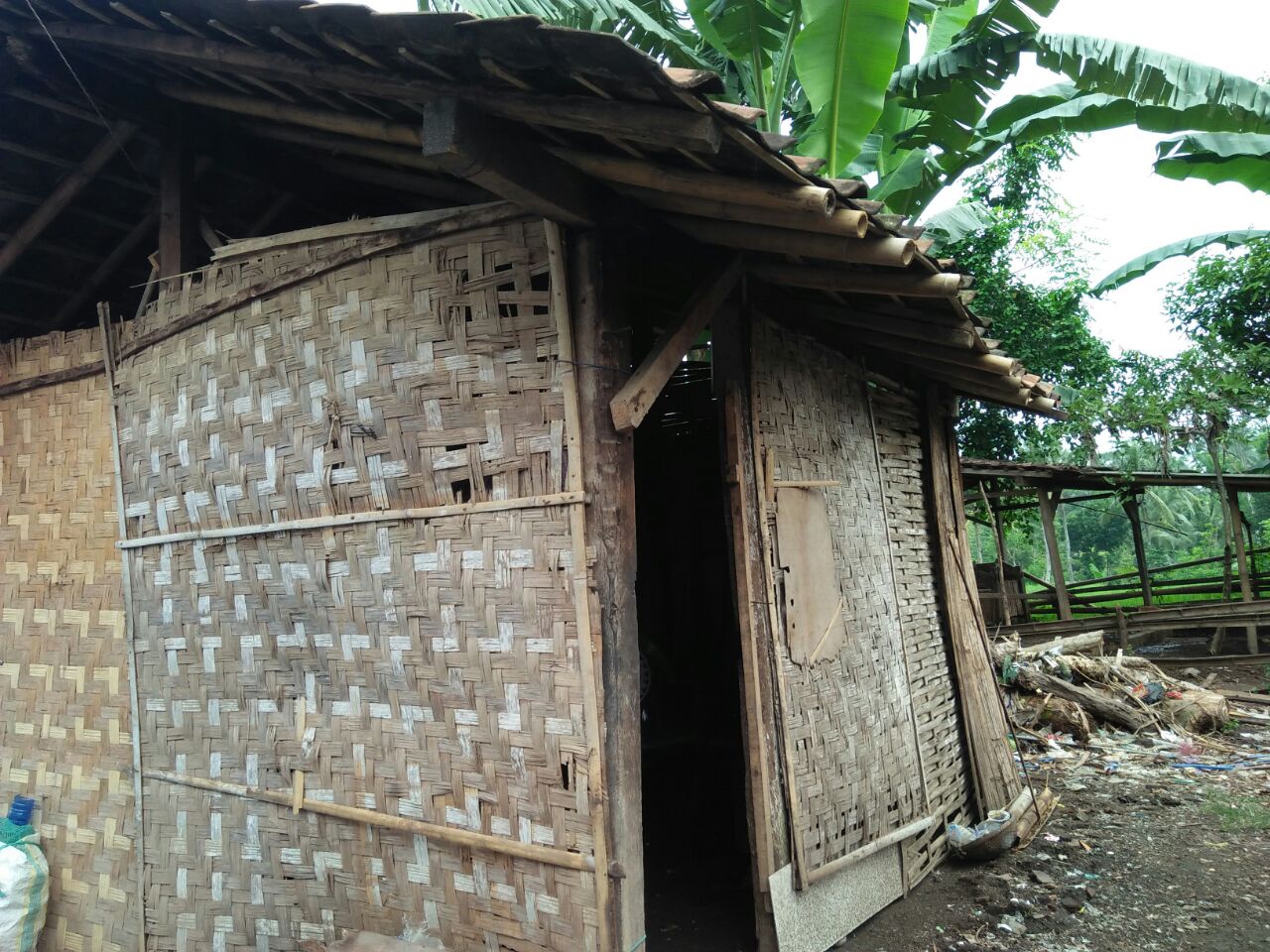 Nenek Ini Hidup Sebatang Kara Dengan Rumah Reot - faktanews