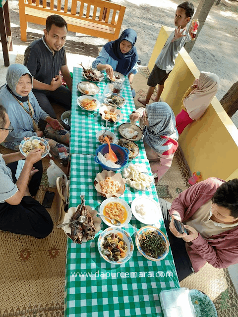 masakan laut di pantai goa cemara