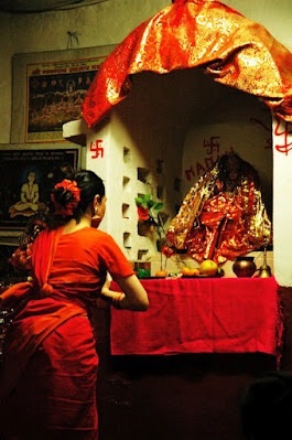 Danza Tempio Shiva e Kali Bharata Natyam Tempio Kalimandir Di Roma Marialuisa Sales Danza Classica Indiana Bharata Natyam Le foto, scattate tra il 2010 e il 2012, rappresentano un originale documento storico in cui, per la prima volta, l’offerta di danza bharatanatyam ritorna all'interno del più grande tempio hindu nella città di Roma, frequentato regolarmente dalla comunità indiana in occasione delle principali festività religiose. In particolare, testimoniano l'offerta di danza nel giardino del Tempio di Kali in occasione delle festività di Holi, Mahashivaratri e  per la cerimonia di fondazione del nuovo tempio dedicato a Gorak Nath, nel 2011.
