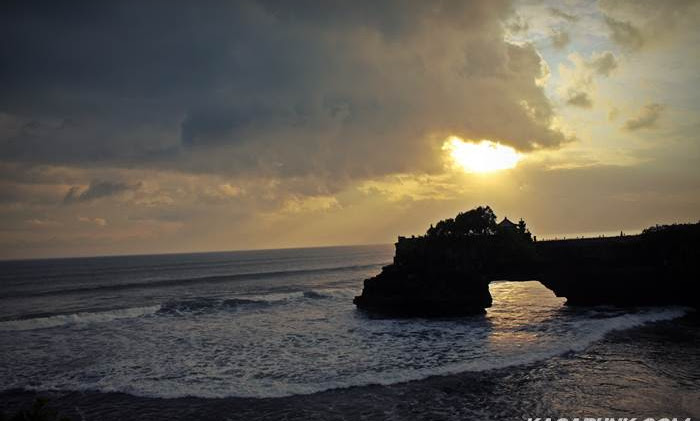 Menunggu SunSet di Pantai Tanah Lot Bali