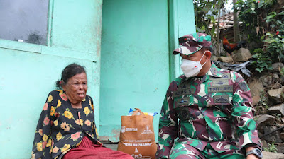 Tangis Haru, Nenek Usia 90 Tahun Saat Diberi Paket Sembako Oleh Jenderal Bintang Dua