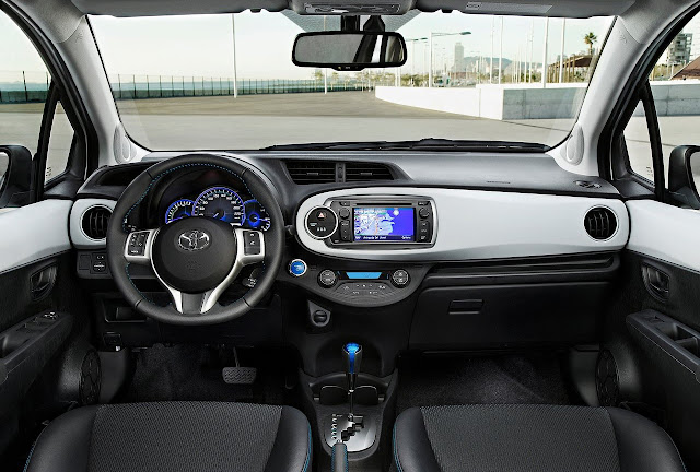 2013_Toyota-Yaris_Hybrid_Dashboard