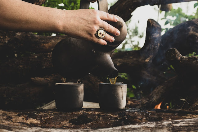 Café sendo servido em copos de cerâmica