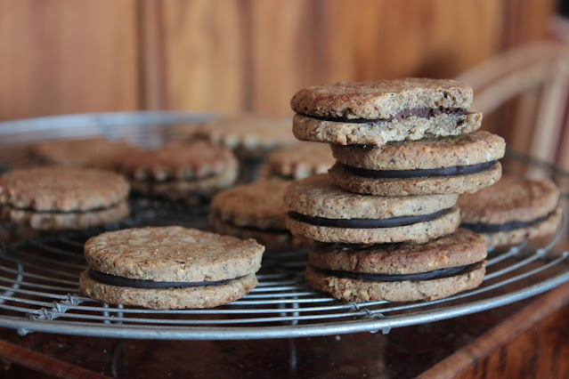 Sablés sarrasin-noisette fourrés chocolat vegan