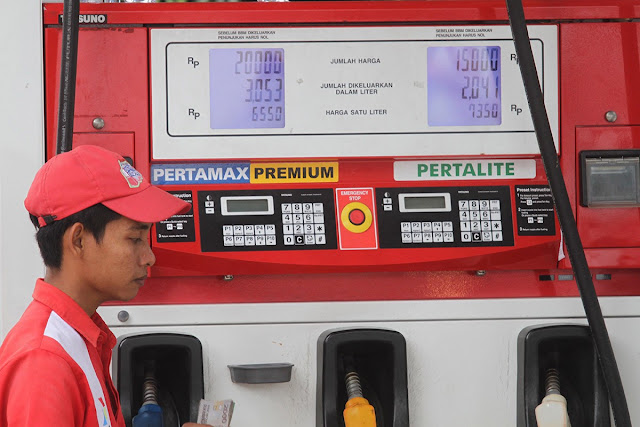 Orang Indonesia menikmati bensin yang lebih murah menjelang pemilihan